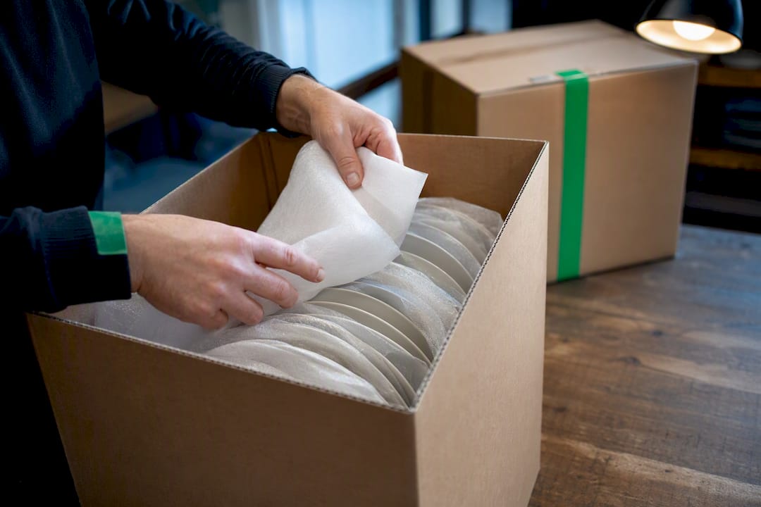 Open dish packing box with wrapped plates